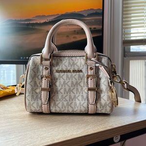 MICHAEL KORS white crossbody bag in good condition